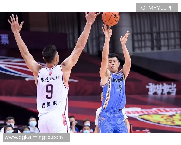 方硕在篮球赛场的崛起与挑战：从新星到领袖的成长之路