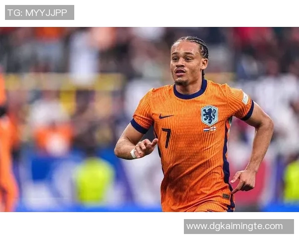 哈维西蒙斯的崛起之路：从青训天才到足球场上的耀眼明星